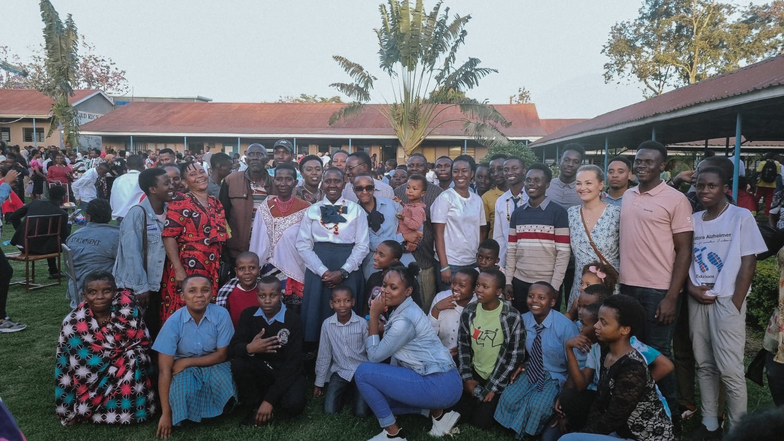A gathering of the Tumainis Vänner community in Tanzania
